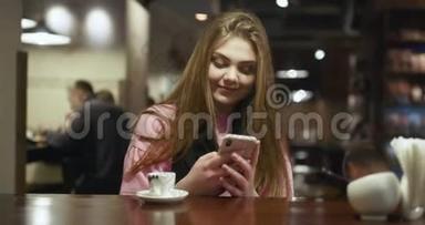 穿着玫瑰毛衣的年轻女子手里拿着智能手机，一<strong>边</strong>在客厅里聊天，一<strong>边</strong>在<strong>屏</strong>幕上打字